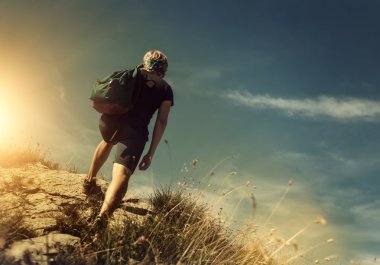 Adam dağ tepe üzerinde tırmanmaya