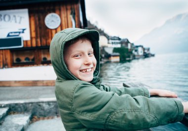 bot pier yakınındaki gülümseyen çocuk portre 