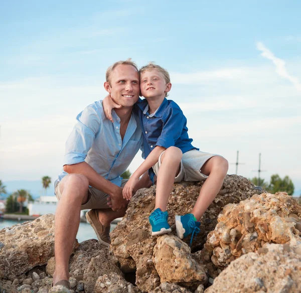 Vater und Sohn auf dem Meer-Hafen — Stockfoto