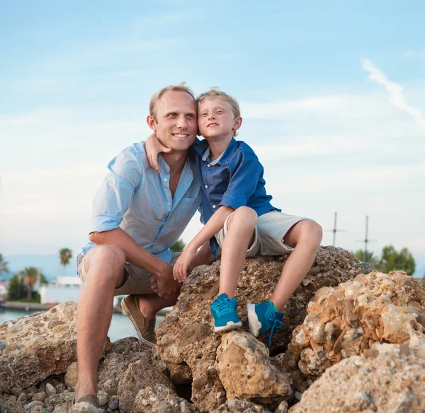 Far och son i havet hamnen — Stockfoto