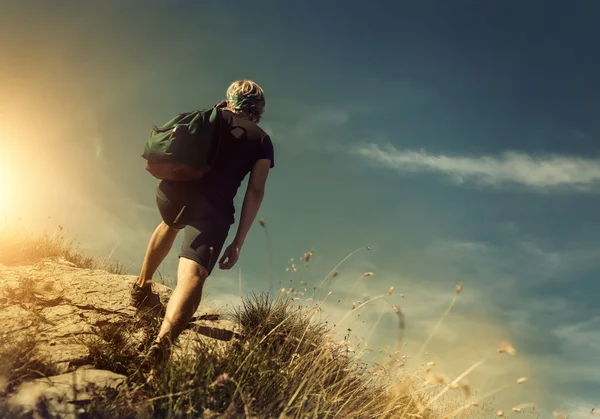 Adam dağ tepe üzerinde tırmanmaya