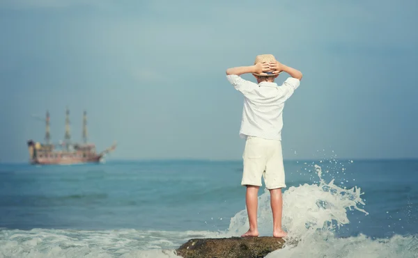 Pojken tittar på havet — Stockfoto