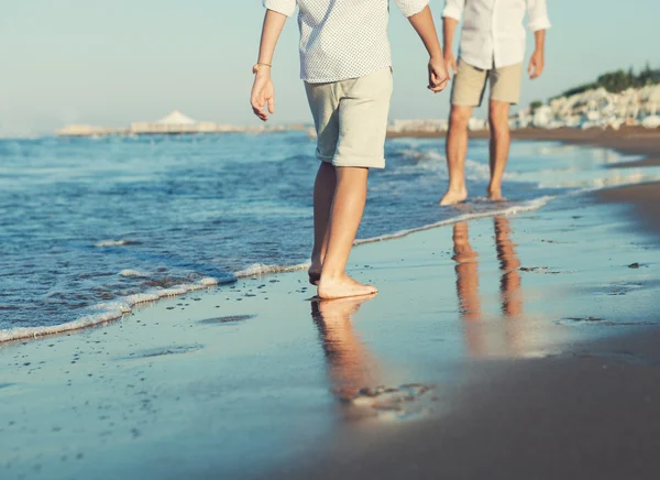 Pères et fils de jambes sur la ligne de mer — Photo