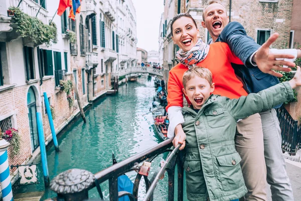 Família ake um selfie em Veneza — Fotografia de Stock