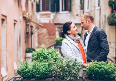 Venedik'te köprünün üzerinde çift kalmak