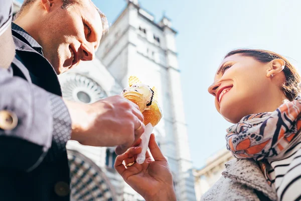 Couple in love eat ice-cream — Stock Photo, Image