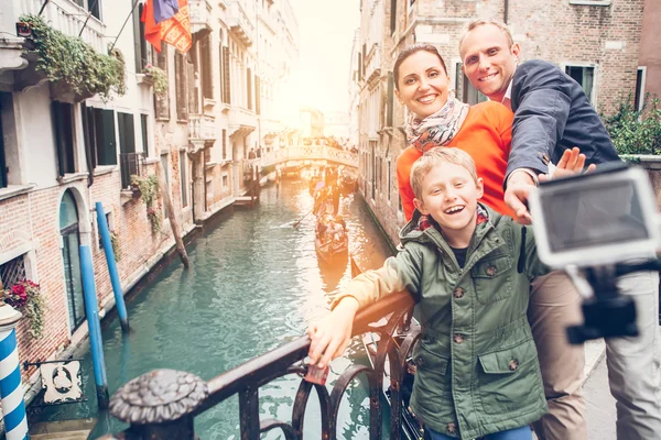 Rodzina przejmuje własny kanał Venecian — Zdjęcie stockowe