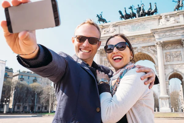 Gelukkige paar nemen een selfie foto — Stockfoto