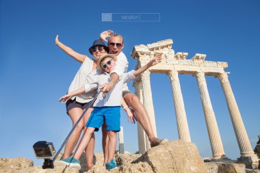 Mutlu aile selfie