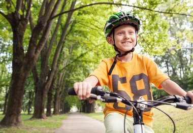 Bisiklet süren çocuk. 