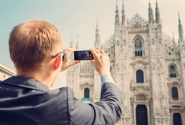 Podróżnik zrobić zdjęcie Duomo di Milano — Zdjęcie stockowe