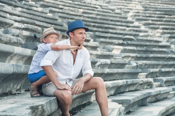 Vader en zoon zittend op stappen — Stockfoto