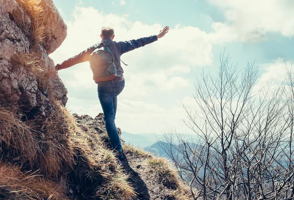 Climber standing on the edge of hill — Stock Photo, Image