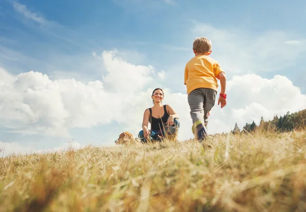 Mor och son promenad med hund — Stockfoto