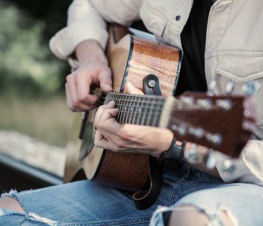 Plaing gitar genç adam