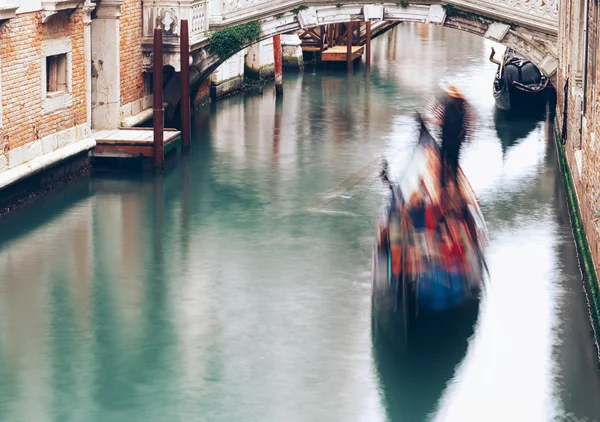 Gôndola com pessoas em Veneza no dia — Fotografia de Stock