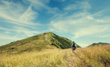 Dağ trakker tepelerde yürüyüş