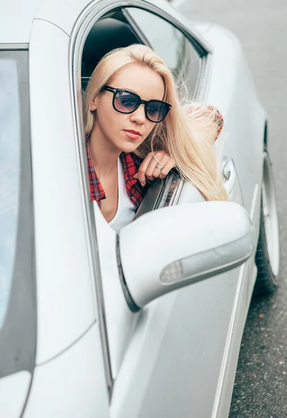 Young woman in sunglasses — Stock Photo, Image