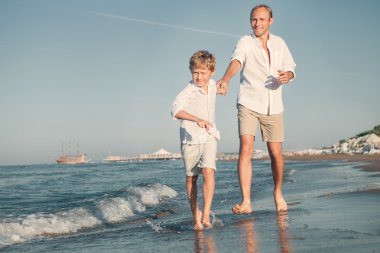 Babası ile birlikte çalışan oğlu 