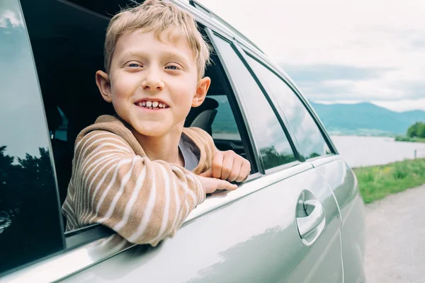 Il ragazzo osserva fuori dal box — Foto Stock