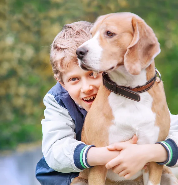 Garçon souriant avec son chien — Photo