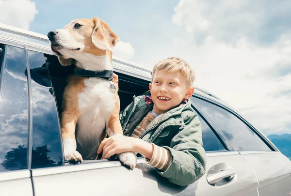 Niño y perro en coche —  Fotos de Stock