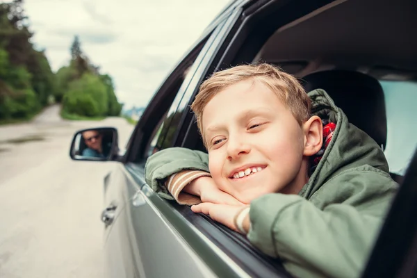 Sognando ragazzo osserva fuori dalla macchina — Foto Stock