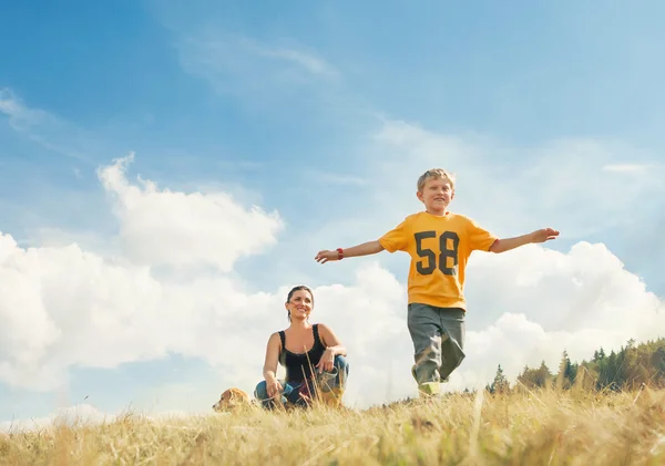 Junge läuft auf goldenem Feld — Stockfoto