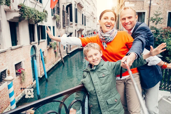 Famiglia felice prendere una foto di auto — Foto Stock