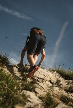 Adam climbe dağ tepesinde