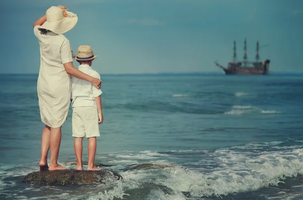 Matka z synem, patrząc na statku — Zdjęcie stockowe