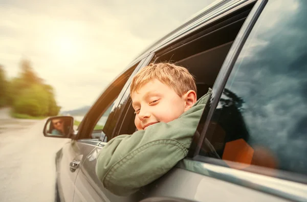 Muchacho mira hacia fuera desde el coche — Foto de Stock