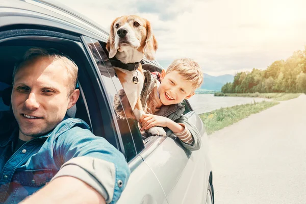 Padre con figlio e cane — Foto Stock