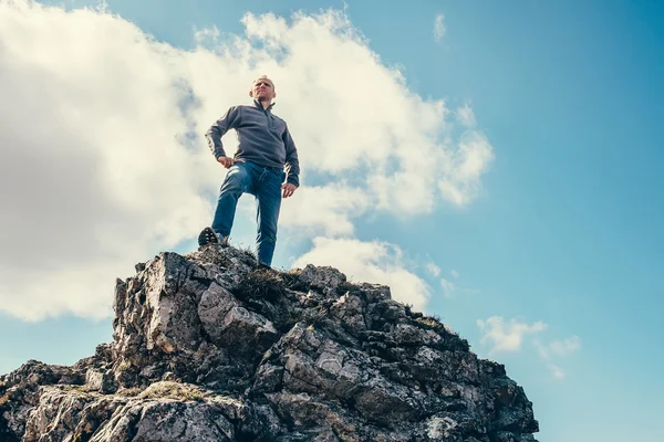 El hombre se queda en la cima de la montaña — Foto de Stock