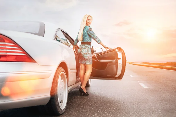 Blonde Frau Aufenthalt in der Nähe von Auto — Stockfoto