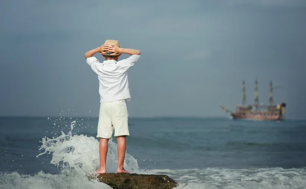 Boy looking on big old ship — Stock Photo, Image