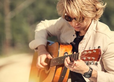 adam gitar portre üzerinde oynama