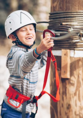 Halata etkin küçük çocuk 