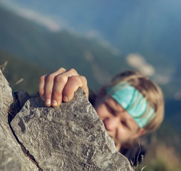 Uomo sua scalata di montagna estrema di finitura — Foto Stock