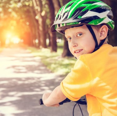 Çocuk güvenli bisiklet kask içinde 