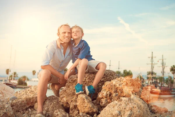 Père et fils dans le port de mer coucher de soleil — Photo