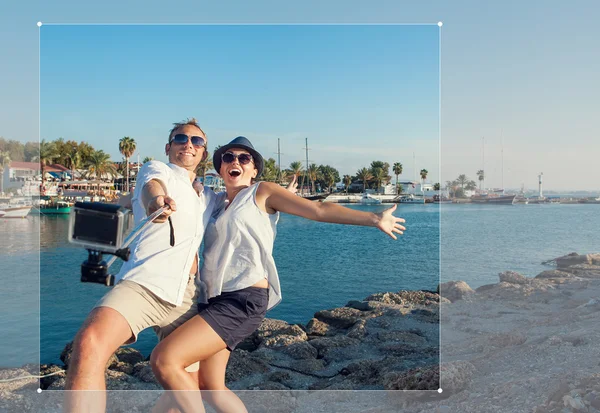 Casal engraçado tomar um selfie — Fotografia de Stock