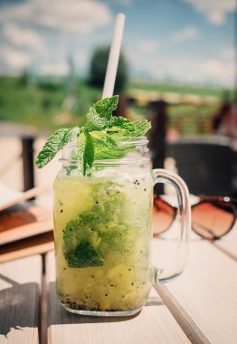 Taze ev yapımı limonata