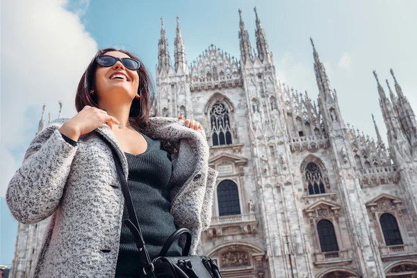 Женщина возле Миланский собор — стоковое фото