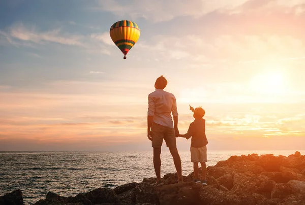 Pai com filho olhar no balão — Fotografia de Stock