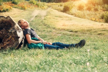 büyük günlük altında taveler uyumak