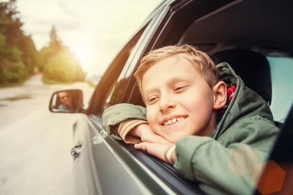 Olhar de menino para fora do carro — Fotografia de Stock