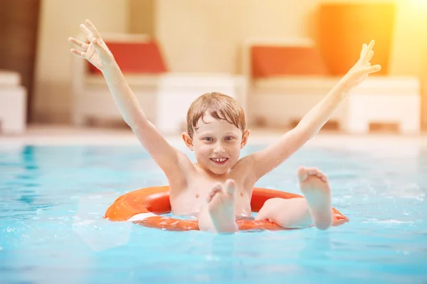 Menino feliz nadando na piscina — Fotografia de Stock