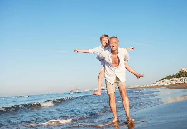 Far med son spelar tillsammans — Stockfoto