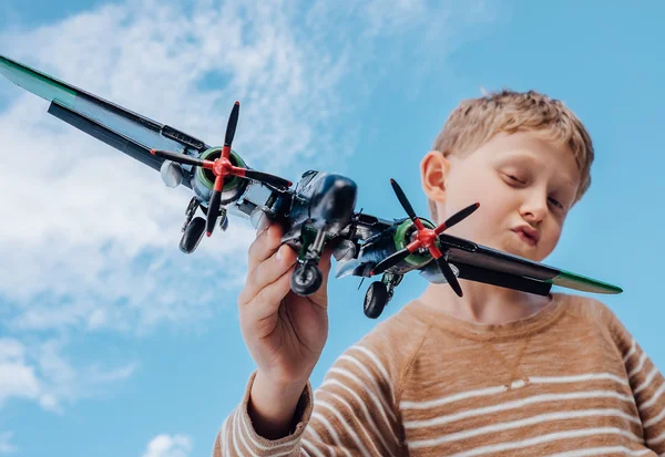 Niño de jugar con avión de juguete — Foto de Stock